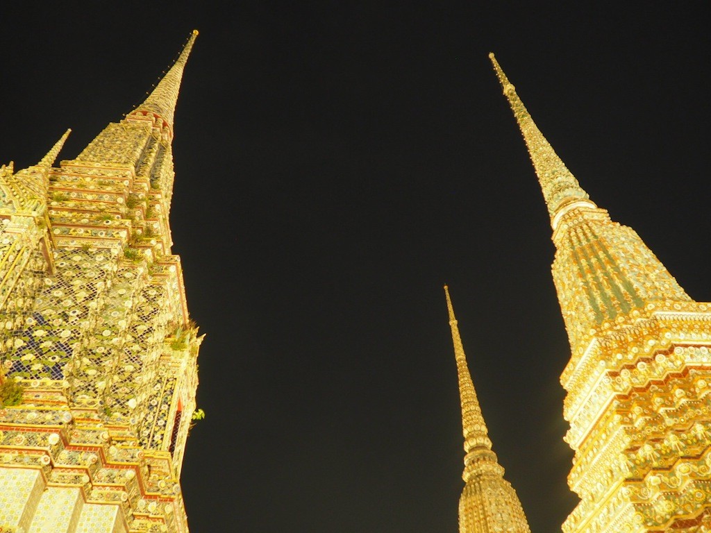 Wat Pho glistens by night