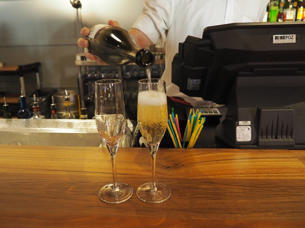 Drinks and canapés are complimentary in the lobby from 5 to 7 pm too