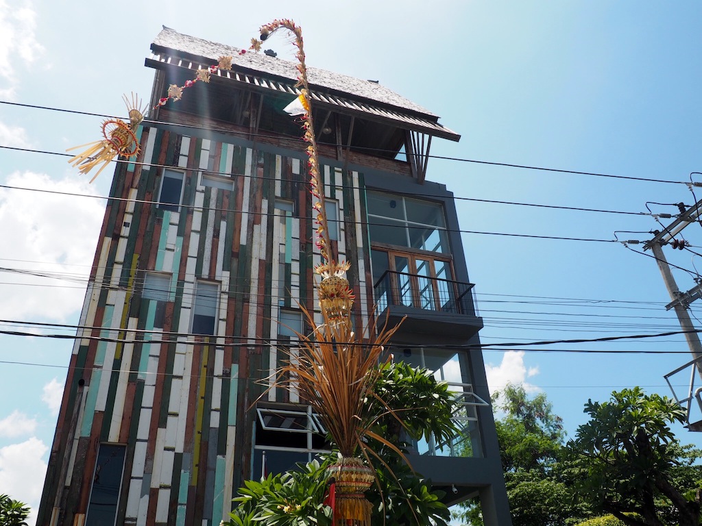 The unique exterior of Frii Bali Echo Beach is easy to spot