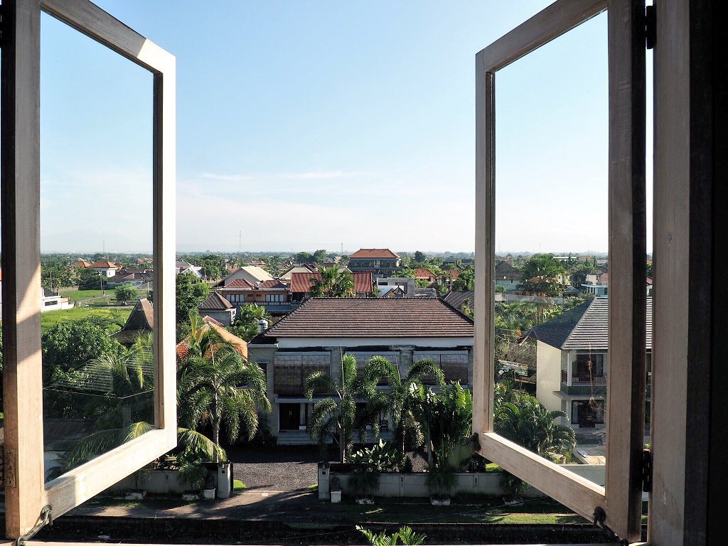 Seaduction at Frii Echo Beach Bali has 360 views of ocean, mountains and rice fields