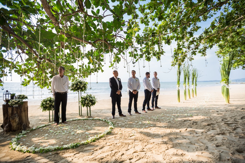 Girl Tweets World wedding in Thailand. Photo credit: Darin Images