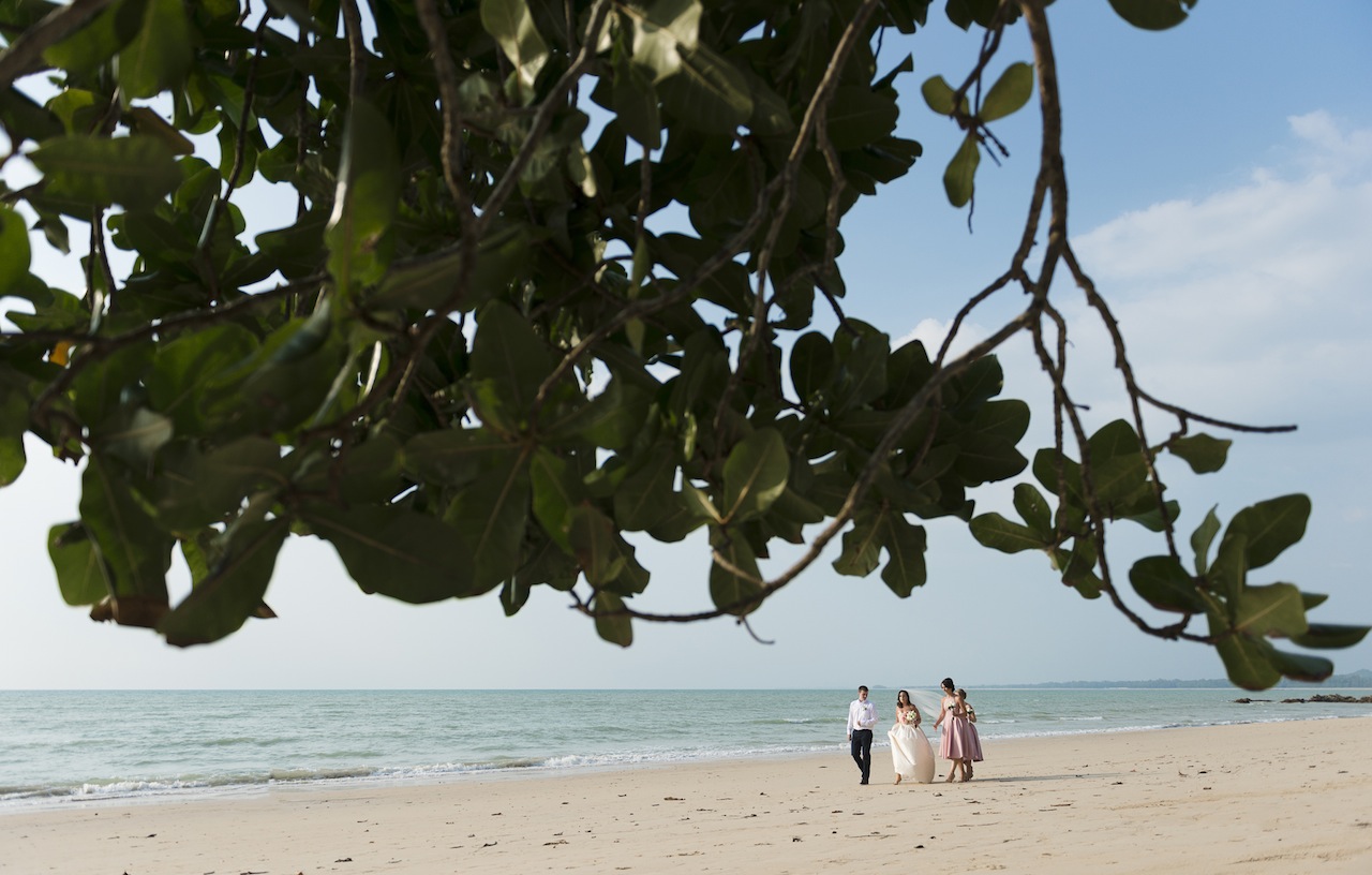 Girl Tweets World wedding in Thailand. Photo credit: Darin Images