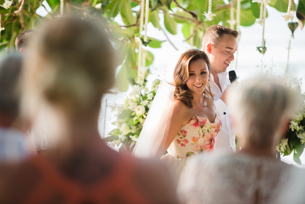 Girl Tweets World wedding in Thailand. Photo credit: Darin Images