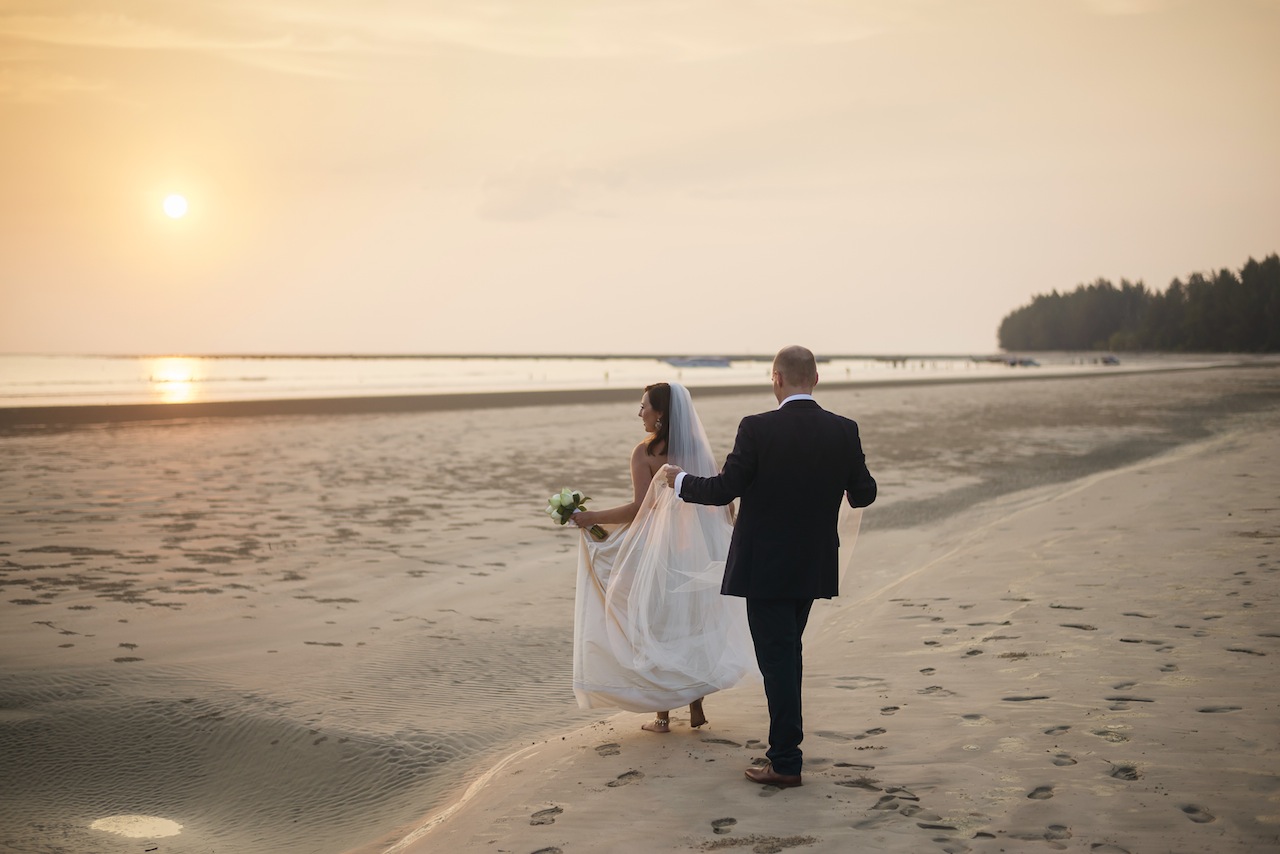 Girl Tweets World wedding in Thailand. Photos by Darin Images