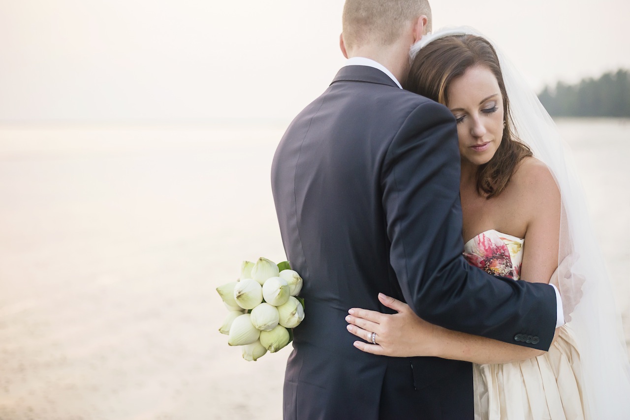 Girl Tweets World wedding in Thailand. Photos by Darin Images